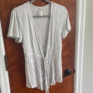 Tresics short sleeve front tie tunic. Very light gray. Small